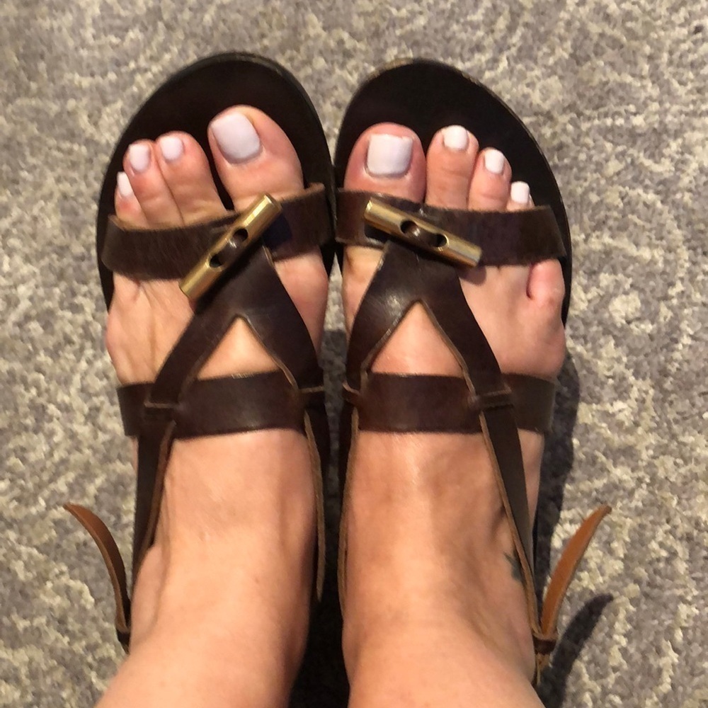 Brown leather strappy sandals with gold bar in 8
